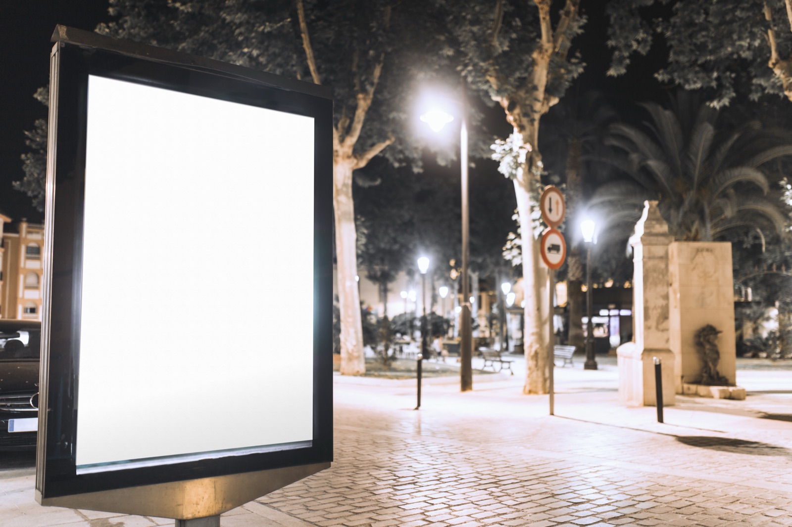 Outdoor panel v nočním městě