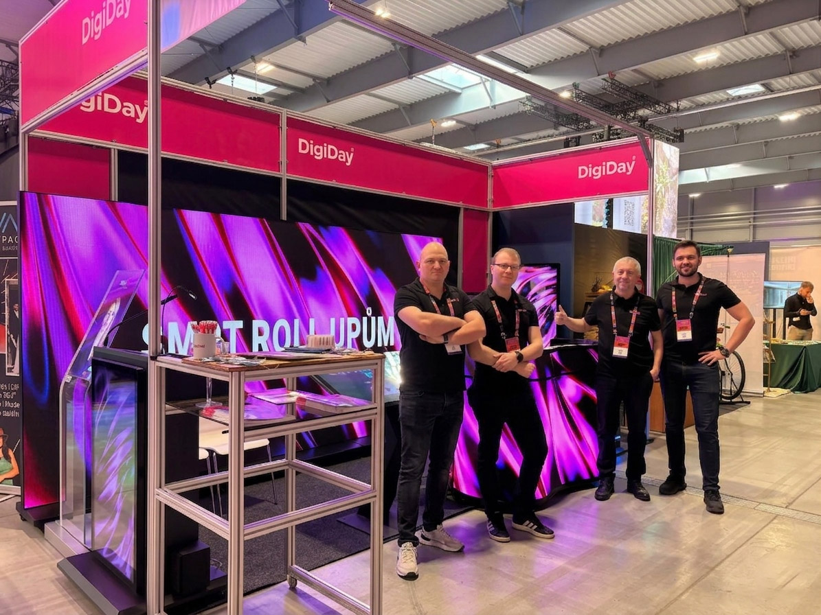 Správně — jednotná černá polo trička s logem DigiDay